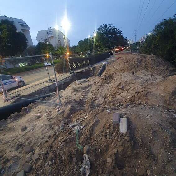 סוללת העפר שהוקמה כדי לחלץ את הנשים